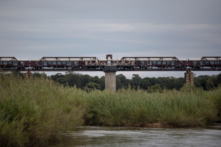 Da li biste odseli u ovom starom vozu koji visi iznad reke pune divljih životinja? (FOTO)