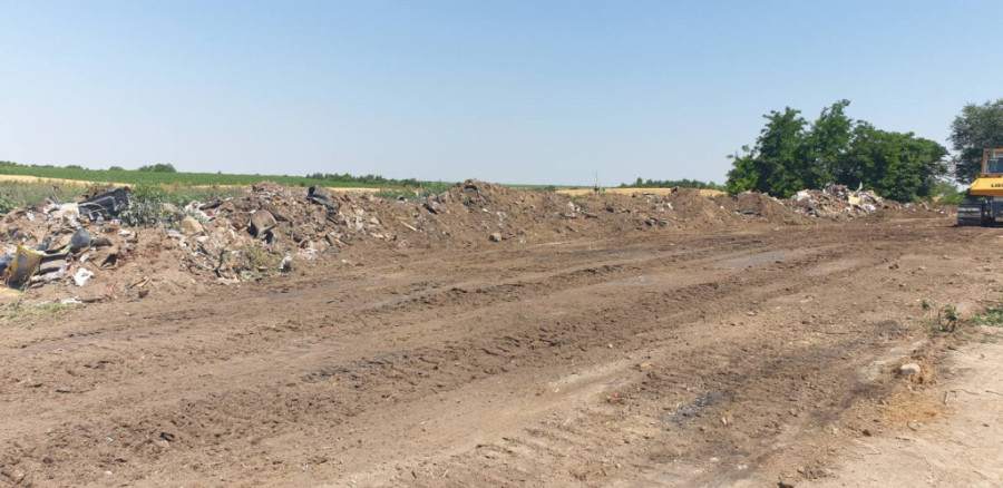 24SEDAM ZRENJANIN Preduzeće "Čistoća i zelenilo" započelo uklanjanje velike divlje deponije na ulazu u Botoš