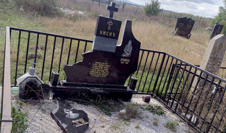 Ni mrtvim Srbima ne daju mira: Polomljen spomenik na pravoslavnom groblju u Klokotu (FOTO)
