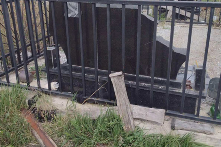 Ni mrtvim Srbima ne daju mira: Polomljen spomenik na pravoslavnom groblju u Klokotu (FOTO)