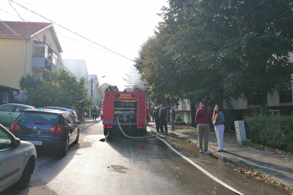 Požar na Čukarici stavljen pod kontrolu: Vatra buknula u stanu starije žene, pa se proširila na krov (FOTO /VIDEO)