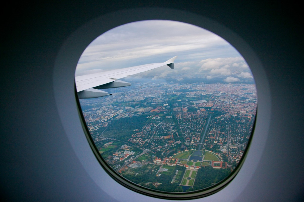 Iskusni putnici savetuju kako najlakše preživeti sate i sate sedenja u avionu