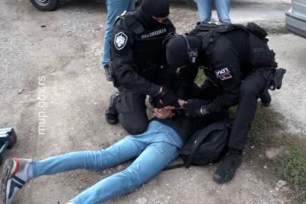 U dve policijske akcije "pala" trojica dilera! Pogledajte gde su krili heroin, amfetamin, hašiš (VIDEO)