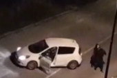 Haos usred noći: Devojka tukla mladića na ulici, automobil ostavila u brzini?!