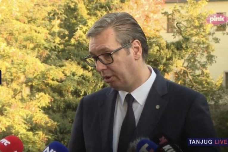 Vučić se obratio građanima sa samita u Pragu: Predsednik objasnio šta se desilo sa naftom - koga vi kažnjavate, Rusiju ili Srbiju? (VIDEO)