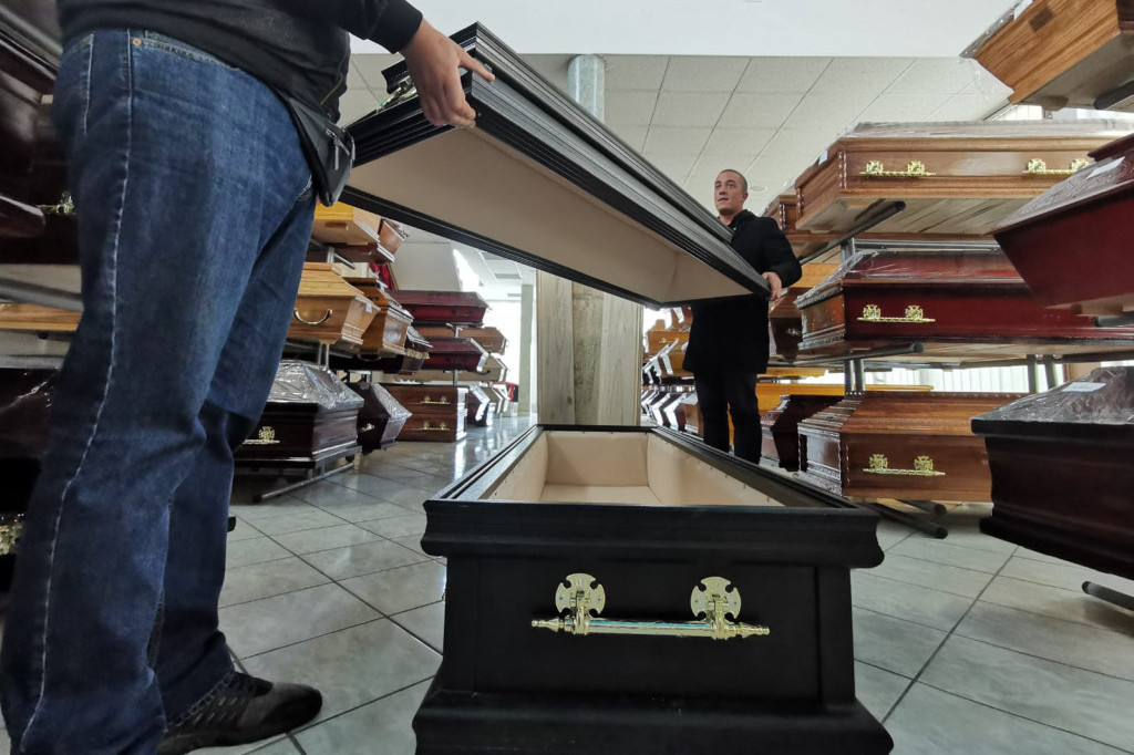 Najskuplji sanduk u Srbiji košta preko 3.000 evra: Na onaj svet odlaze kao faraoni, neobični sarkofag pod zemljom traje duže od 100 godina!
