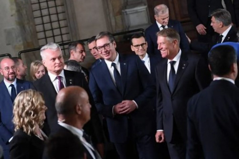 Vučić završio boravak u Češkoj na radnoj večeri: Predsednik Srbije tik uz prvog čoveka Francuske!