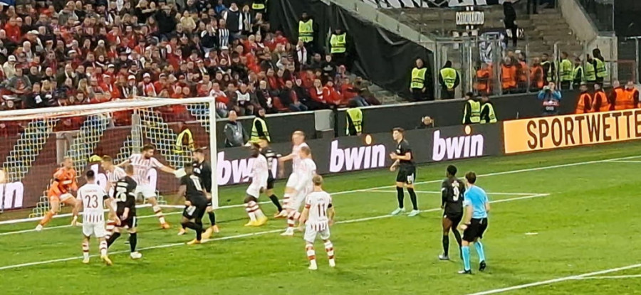 Partizan je teško oštećen u Kelnu? Nemac brani rukom, sudija ne svira penal (FOTO)