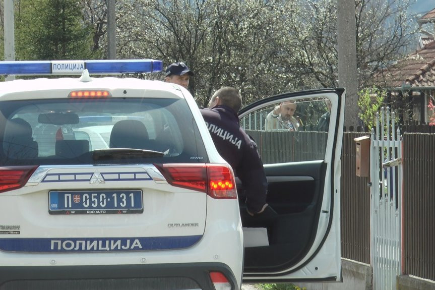 Policajci pretučeni u Kragujevcu: Na saobraćajce nasrnuli bahati otac i sin!