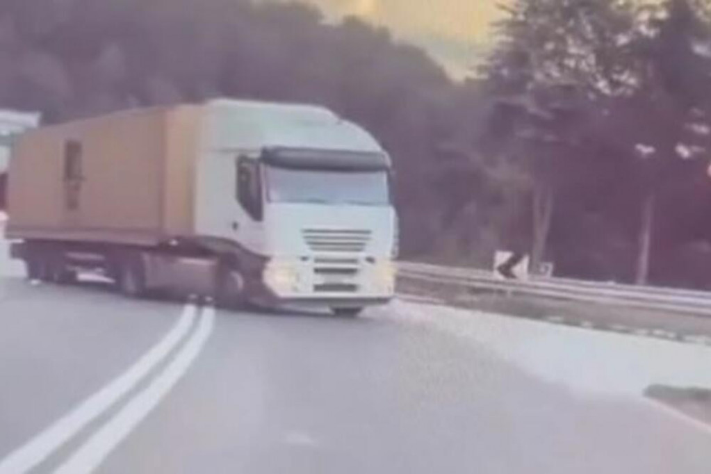 Neverovatan potez kamiondžije sprečio tragediju: Vozač šlepera napravio veliki prekršaj na putu Užice-Zlatibor, a ovo je razlog! (VIDEO)