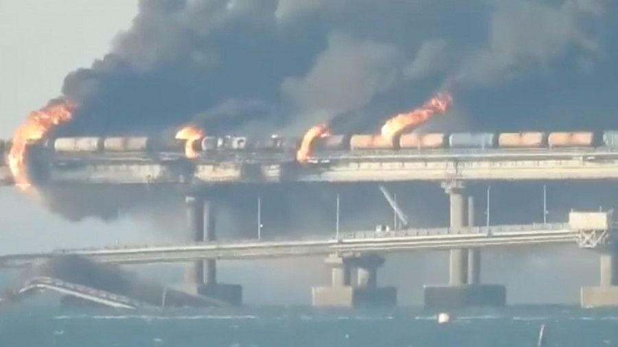 Ovo je čekala 11 godina: Novinarka koju je Bolsonaro ponizio likuje ispred zatvora u koji je smešten (VIDEO)