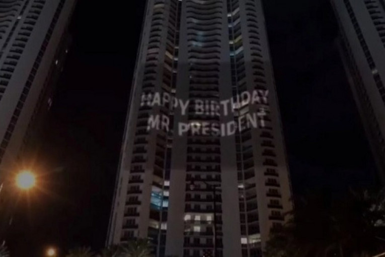 Srećan rođendan, gospodine predsedniče! Čestitka Putinu osvanula na Tramp kuli u Majamiju