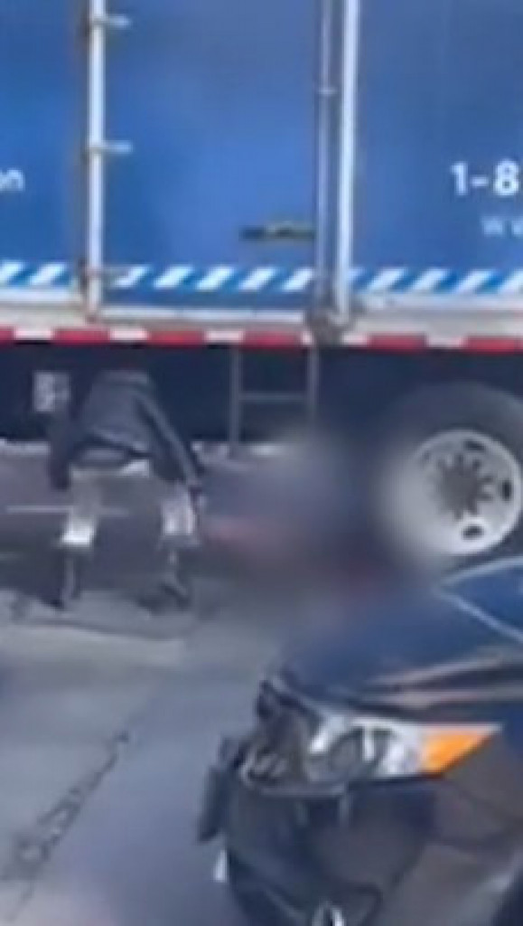 Žena odžeparila čoveka koga je pregazio kamion: Neki prolaznici su čak i navijali (UZNEMIRUJUĆE)