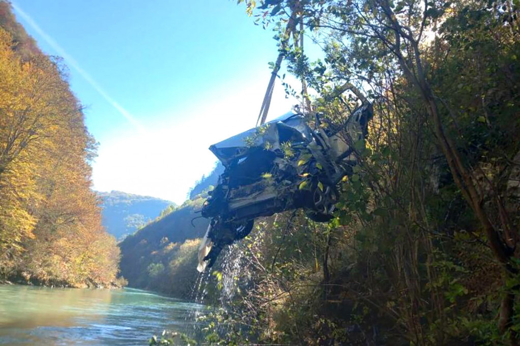 Strašna nesreća u Crnoj Gori: Automobil sleteo u vodu, izvučeno telo mlađe žene