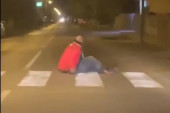 Objavili snimak čoveka kako "sedeći" prelazi ulicu, ali ovakvim komentarima se nisu nadali (VIDEO)