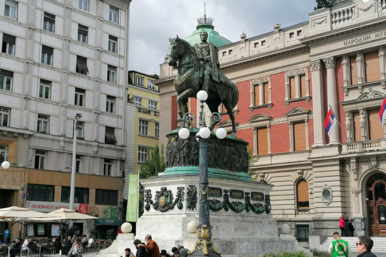 Uklonjen grafit sa oskrnavljenog spomenika knezu Mihailu na Trgu u Beogradu