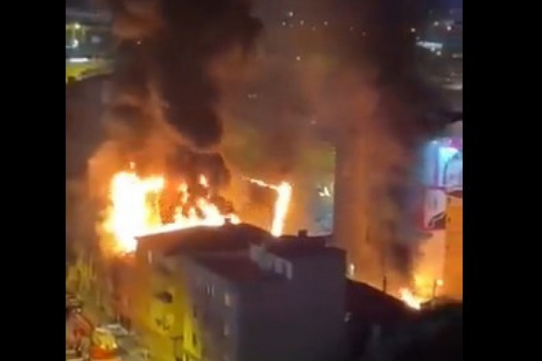 Eksplozija u Istanbulu: Razorena zgrada, tri osobe poginule - vatra guta trospratnicu (VIDEO)