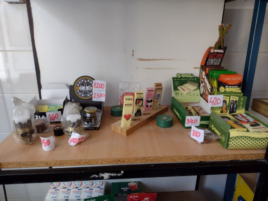 Prodaje pivo, grickalice, sokove i marihuanu! Nišlijin lokal postao hit u gradu, prvo ga gledali kao dilera, a on kaže da leči ljude (FOTO)