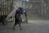 Obilne kiše pogodile Indiju, stradalo 18 ljudi (VIDEO)