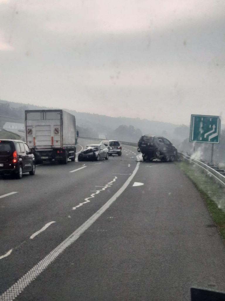 Lančani sudar na auto-putu Miloš Veliki: "Zatekli smo slupane automobile nasred kolovoza" (FOTO)