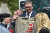 Ovo niko nema da se ovako greje na zimu: Predsednik Vučić dobio vuneni prsluk sa grbom Srbije, a ministri po čarape