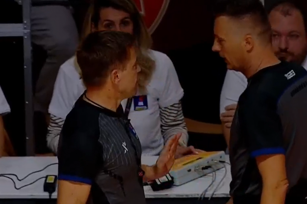 Sudija krenuo da napusti Zvezdin meč! Crveno-beli upozoreni u derbiju ili će se prazniti hala! (VIDEO)