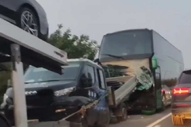 Stravična nesreća kod Šapca: Sudarili se kombi, šleper i autobus - najmanje dve osobe povređene (VIDEO)