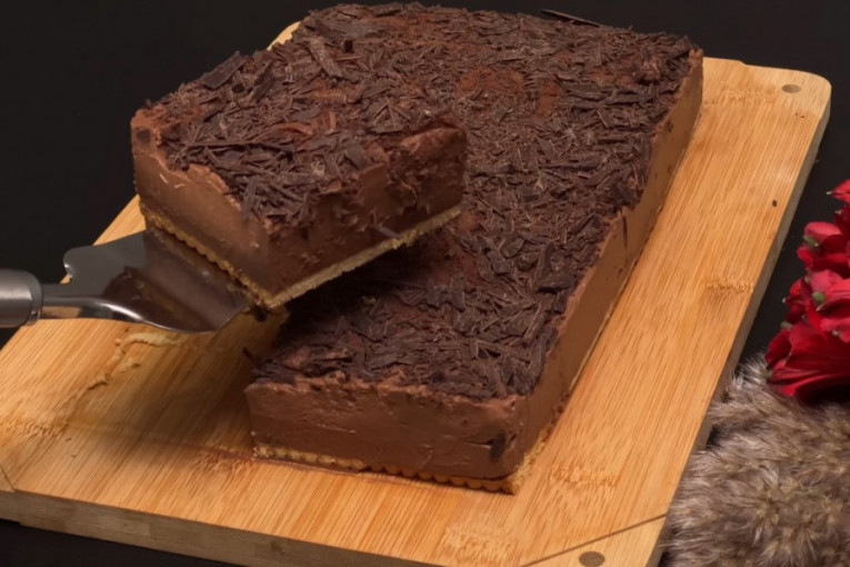 Recept dana: Čokoladni kolač sa keksom - savršeno kremast i zgodan za sve prilike, a za pola sata možete da napravite čak dve ture (VIDEO)