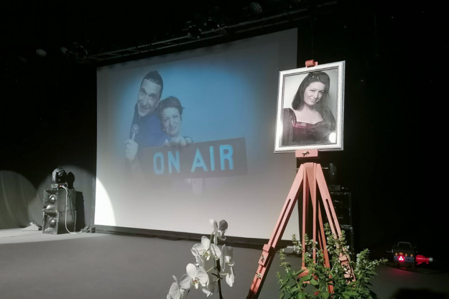 Tužan prizor na komemoraciji Gorici Nešović: Dragan Ilić sedi pored bine uz njenu fotografiju i njeno omiljeno cveće (FOTO/VIDEO)