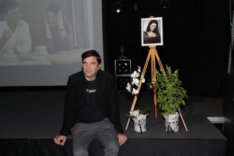 Tužan prizor na komemoraciji Gorici Nešović: Dragan Ilić sedi pored bine uz njenu fotografiju i njeno omiljeno cveće (FOTO/VIDEO)