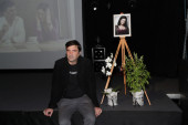 Tužan prizor na komemoraciji Gorici Nešović: Dragan Ilić sedi pored bine uz njenu fotografiju i njeno omiljeno cveće (FOTO/VIDEO)