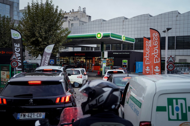 Haos u Francuskoj nakon odluke da se ograniči točenje goriva: Pljuvanja i tuče na benzinskim pumpama (VIDEO)