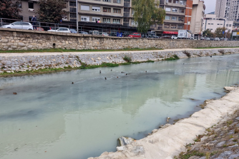 Užičani zabrinuti zbog reke Đetinje: Voda pobelela, a oni od muke zbijaju šale (FOTO)