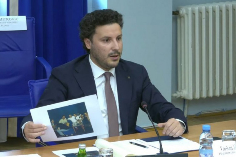 Dritan šokirao javnost: Na sednici odbora za bezbednost pokazao sliku Mila Đukanovića sa kriminalcima!