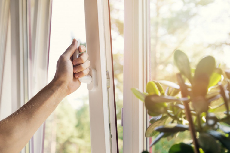 Prozori imaju jednu skrivenu caku: Počnite da je koristite i vaš dom će postati duplo topliji, a računi za struju niži (VIDEO)
