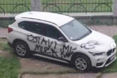 Brutalna osveta! "Ostavi mi muža, ku*vo!" - sprejom ispisano na BMW-u u Priboju