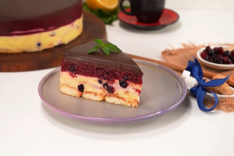 Recept dana: Torta sa piškotama, voćem i pudingom - kremasta i osvežavajuća, sa čokoladom odozgo, oduševiće svakog vašeg gosta (VIDEO)