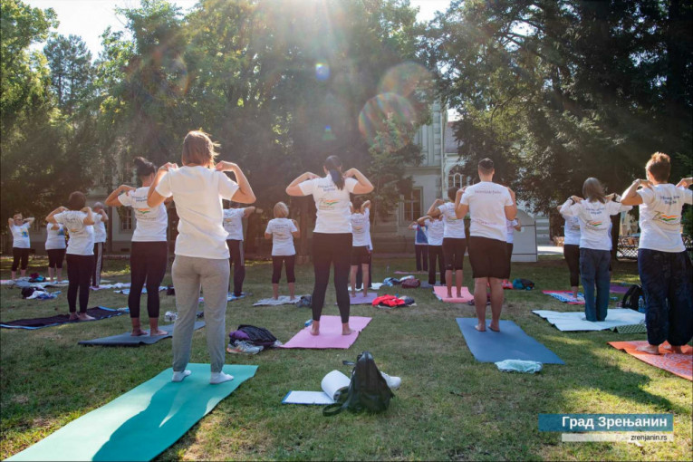 24SEDAM ZRENJANIN Zrenjanin među gradovima u Srbiji u kojima je danas obeležen Međunarodni dan joge
