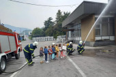 Najslađa fotografija koju ćete videti danas stiže nam iz Sevojna! Mališani iz vrtića "priskočili u pomoć" vatrogascima (FOTO)