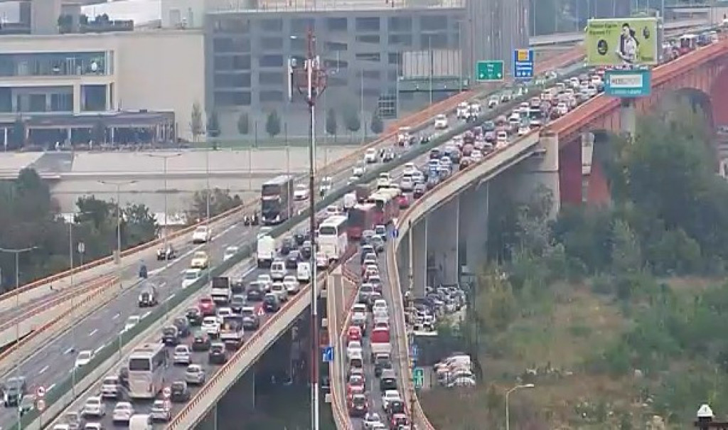 Saobraćajni kolaps u Beogradu: "Branik do branika" u centru grada, na Gazeli i auto-putu (FOTO)