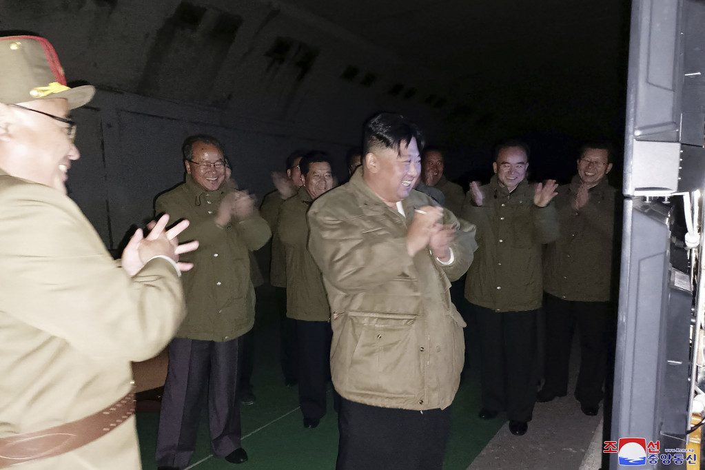Kim Džong Un tera po svom: Lično nadgledao lansiranje dve krstareće rakete (FOTO)