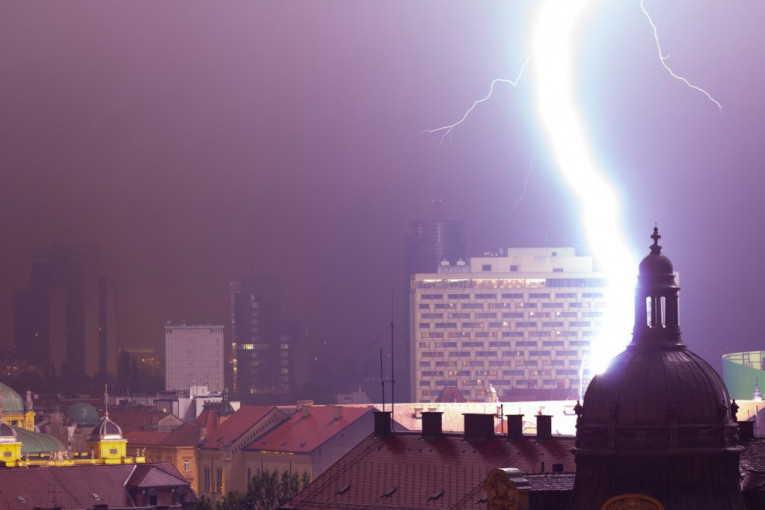 Munje sevaju iznad Beograda, nevreme se sprema! Nakon toplog dana usledila grmljavina, oglasio se i RHMZ (FOTO)
