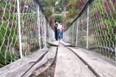 Ovako je izgledao most na kom se dogodila tragedija u Ovčar Banji: Daske trule, pokidana ograda, prelazili ga sa strepnjom! (FOTO/VIDEO)