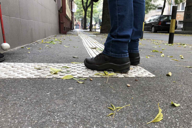 Beli štapovi su njihov jedini vodič: Pogledajte neobično takmičenje slepih i slabovidih đaka u Beogradu (VIDEO)