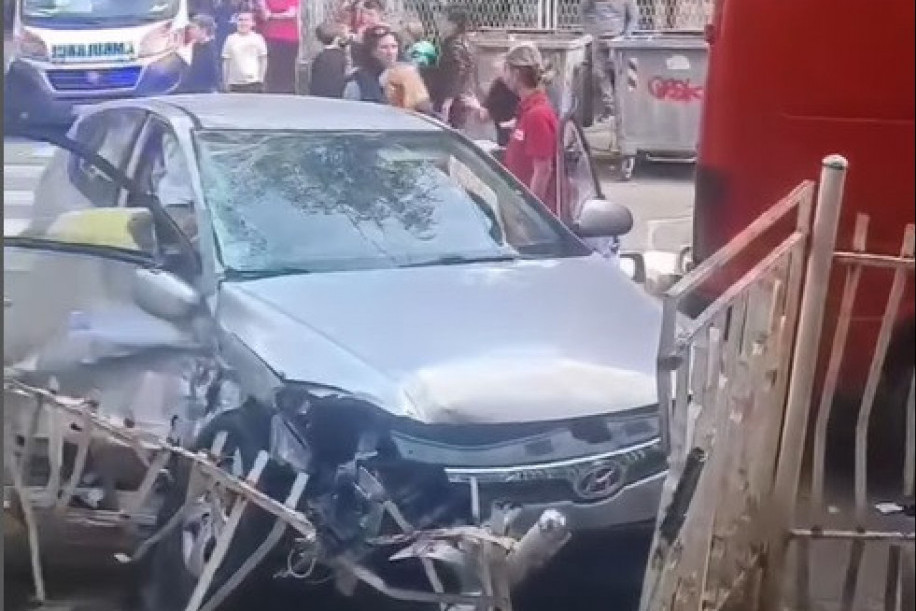 Četiri osobe povređene u saobraćajki na Banovom brdu! Sudarili se dva automobila, jedan razvalio ogradu i uleteo u dvorište! (VIDEO)