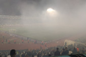 Zbog ove bakljade Grobara prekinut je meč u Humskoj! Pogledajte kako je izgledao stadion prekriven dimom (FOTO, VIDEO)