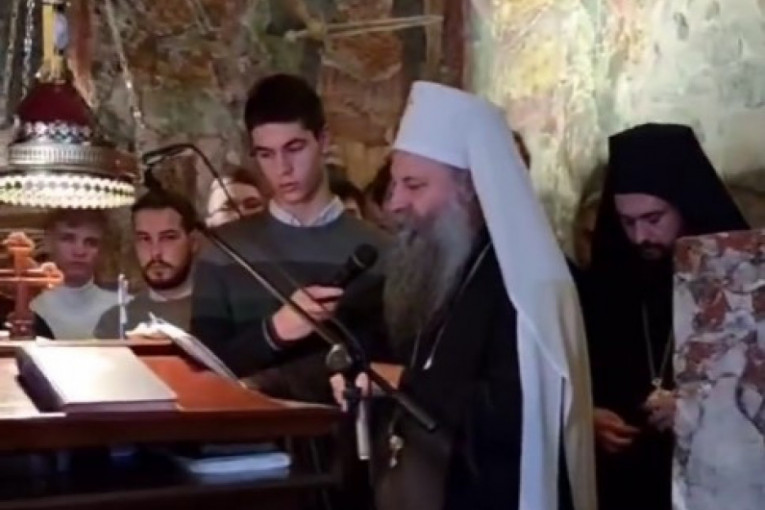 Patrijarh Porfirije na prazničnom bdenju u Pećkoj patrijaršiji: Ceremonija traje do jutra zbog ustoličenja (VIDEO)