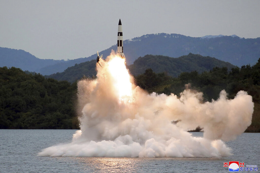 Severna Koreja u akciji: Ponovo ispalili raketu i digli 10 aviona