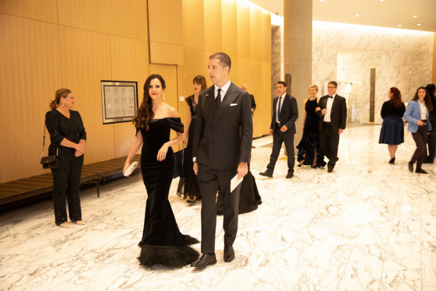 Tamara Vučić u Vašingtonu: Prva dama Srbije u bajkovitoj haljini sirena kroja na gala reviji domaćih i svetskih dizajnera