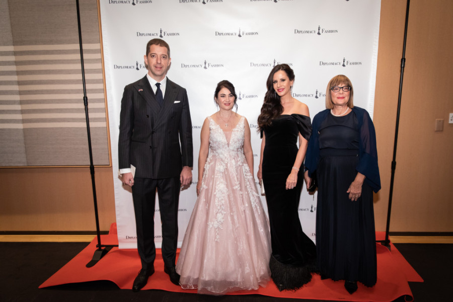 Tamara Vučić u Vašingtonu: Prva dama Srbije u bajkovitoj haljini sirena kroja na gala reviji domaćih i svetskih dizajnera